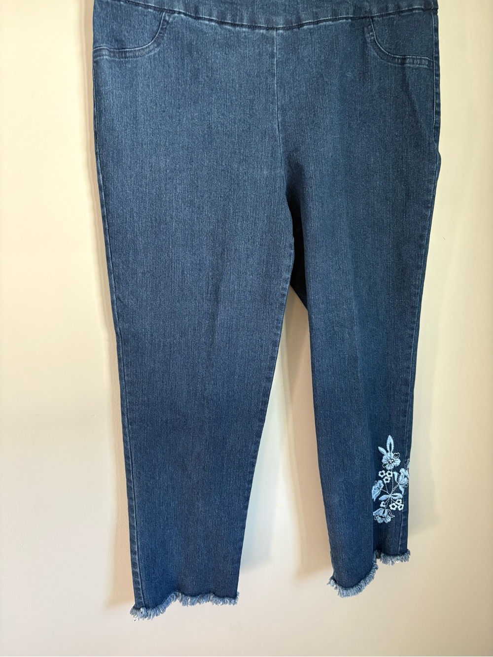 Pull-On Embroidered Cropped Jeans Frayed Raw Hem Blue Denim Alfred Dunner Sz 14